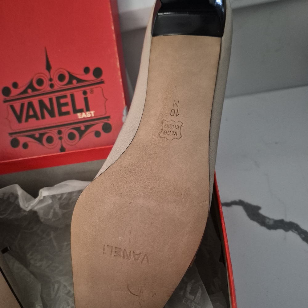 "VINTAGE" Vaneli Beige Heels with Gold Bow Accent - Picture 4 of 10